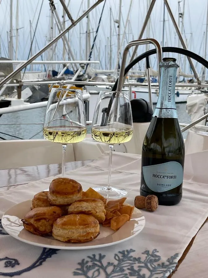 Úszó hotel Dolce Dormire A Bordo Di Merope Cagliari