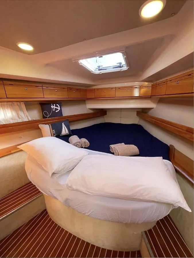 Dolce Dormire A Bordo Di Merope Cagliari Bateau-hôtel