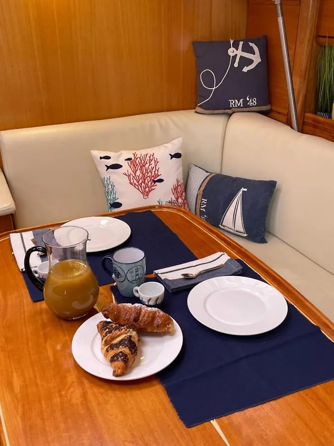 Dolce Dormire A Bordo Di Merope Cagliari Bateau-hôtel